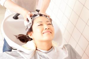 上野駅すぐの便利な立地の美容室